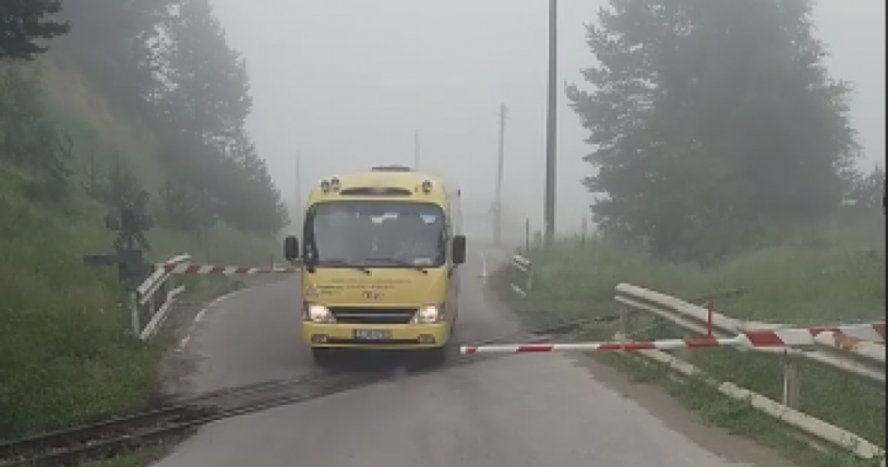 Училищен автобус минава жп прелез при спуснати бариери в Разложко (видео)