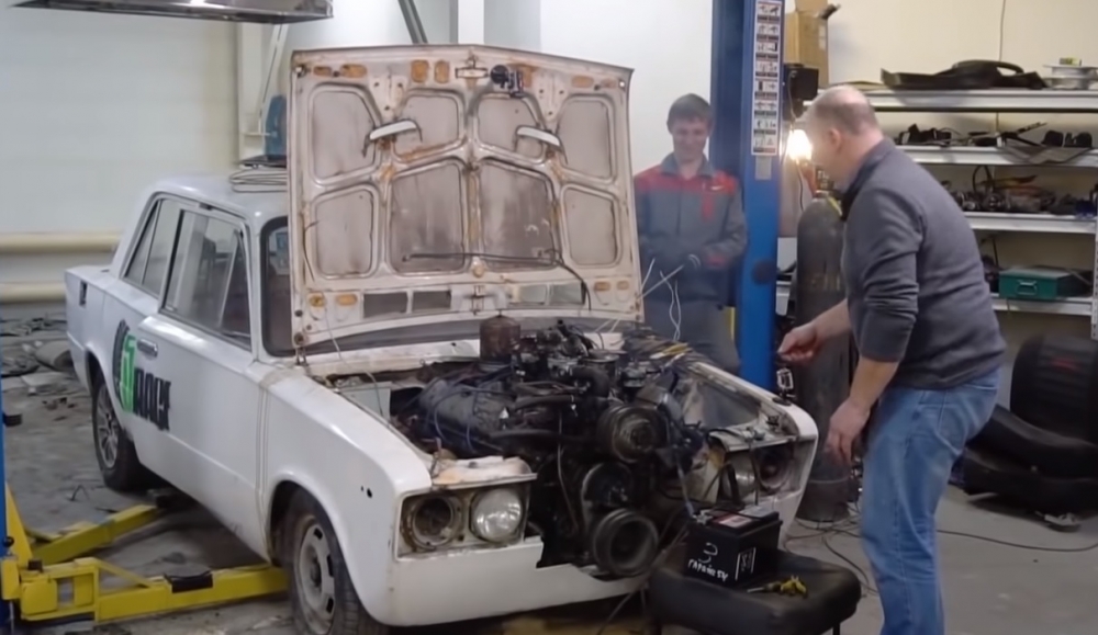 Да сложиш 7.0-литров V8 от камион в Лада… (видео)