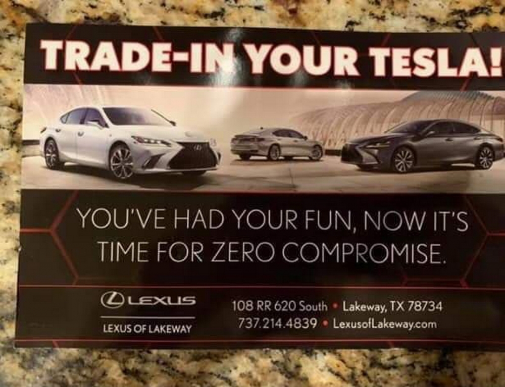 Дилър на Lexus пращал мейли на собственици на Tesla да ги откаже от марката