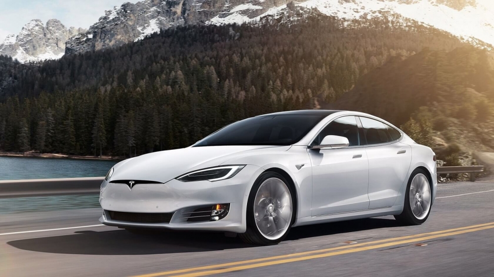 Фейслифт и по-голям пробег за два модела на Tesla