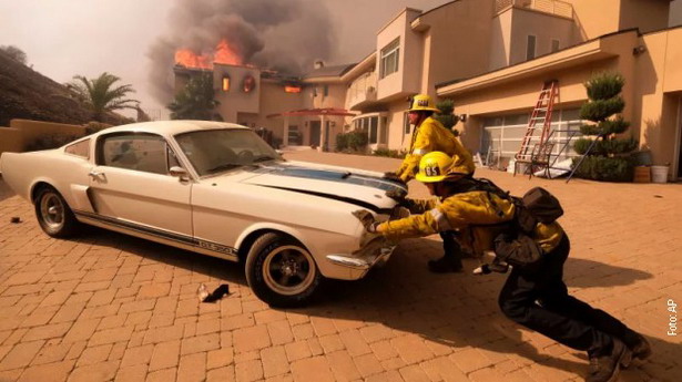 Пожарникари спасиха в Малибу рядък Ford Mustang