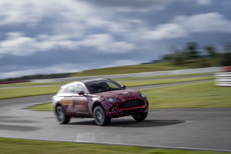 Повече яснота за кросоувъра Aston Martin DBX (видео)