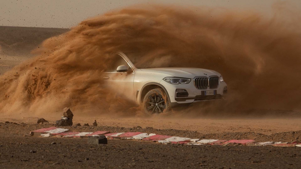 BMW си направи пустинна версия на пистата Монца, за да тества новия X5 (видео)