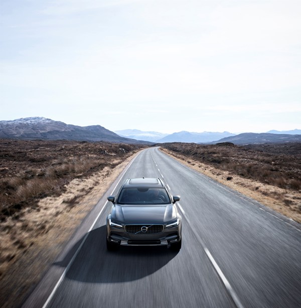 Volvo показа V90 Cross Country (допълнено с видео)