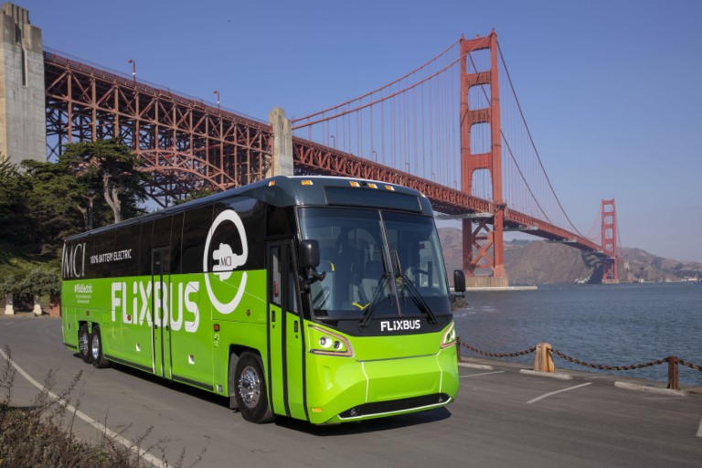 В Калифорния тестват изцяло електрически автобус за дълги разстояния