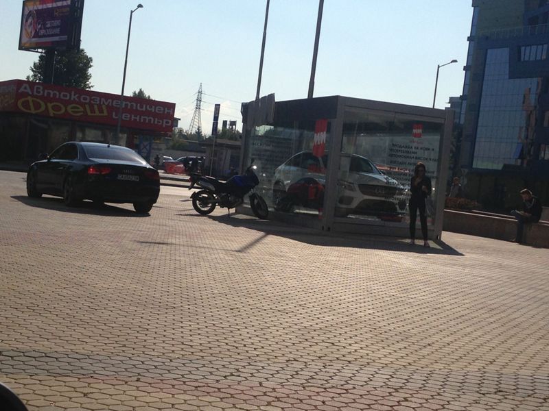 Ето така се паркира пред моловете в София