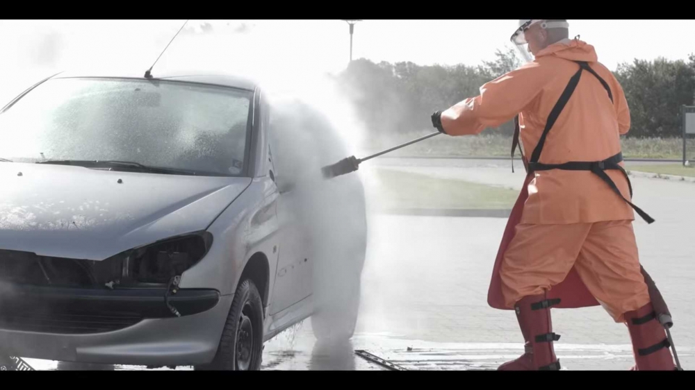 Вижте как НЕ се мие кола! (видео)
