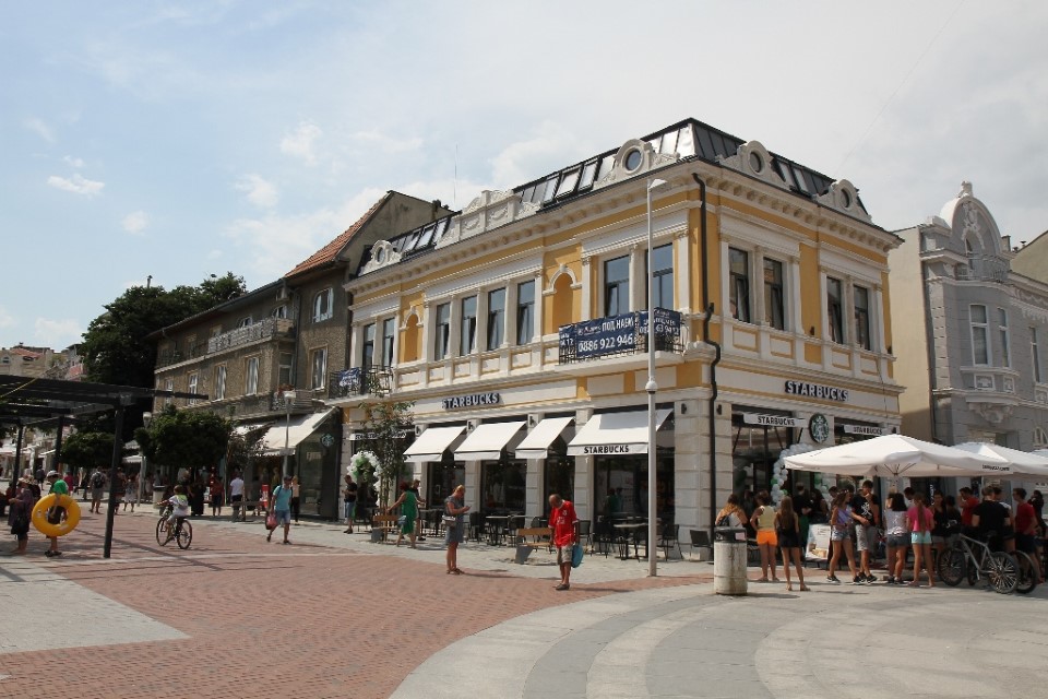 Световноизвестната кафе верига Starbucks вече и във Варна