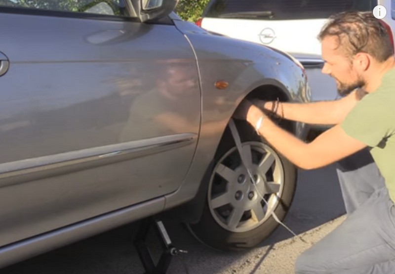 Как да запалите колата с паднал акумулатор само с едно въже? (видео)