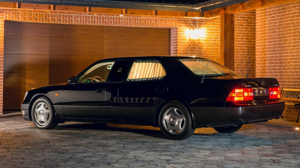 Лукс от 90-те: Продават този Lexus LS400 за 39 хил. евро