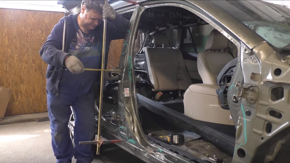Вижте как руски майстор връща силно ударено Subaru Outback към живот (видео)