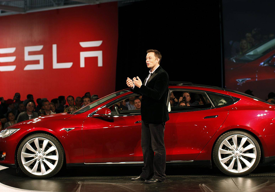 Шефът на Tesla призна за две бензинови коли