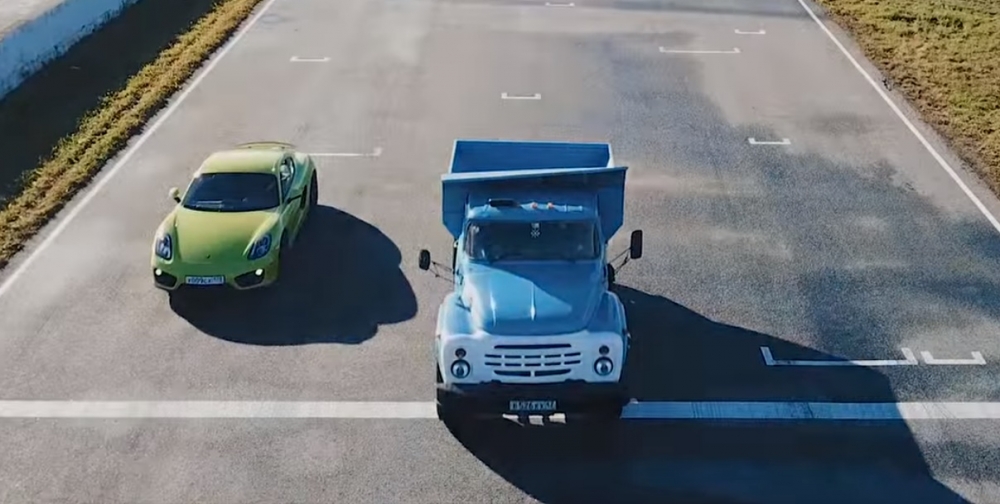 От Русия с любов: Камион ЗИЛ бие Porsche Cayman на драг (видео)