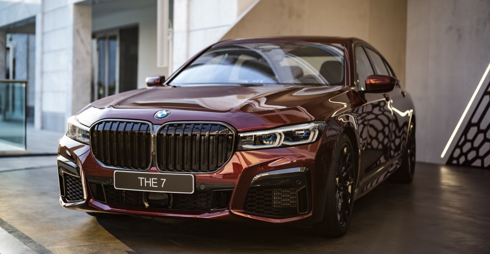 2019 BMW M760Li изглежда убийствено в Aventurine Red