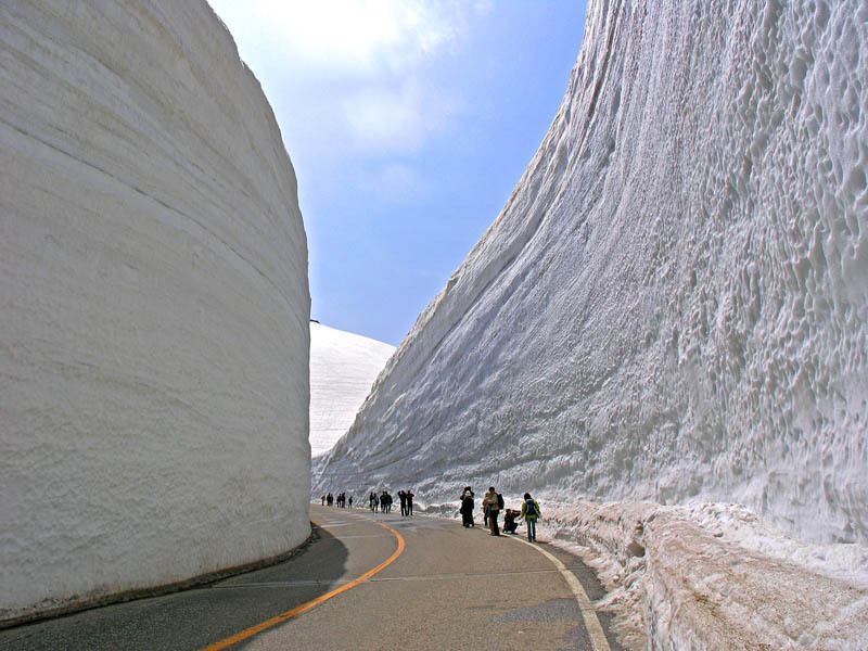 Япония показва как трябва да се чистят пътищата от снега