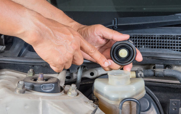 Знаете ли колко често трябва да се сменя спирачната течност в автомобила?