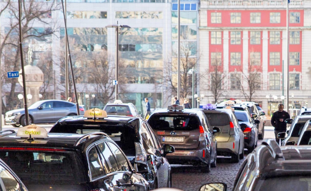 Електрическите таксита в Норвегия скоро ще ползват безжични зарядни станции