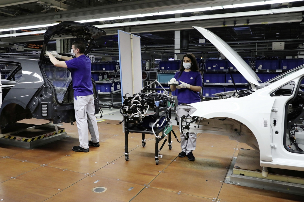 Volkswagen рестартира производството поетапно