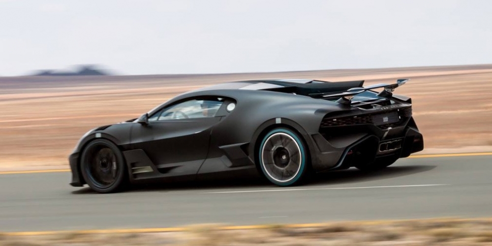 Bugatti с екстремни изпитания за Divo в пустинята