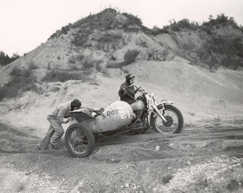 Историята на "Първата дама на мотоциклетизма" Дот Робинсън