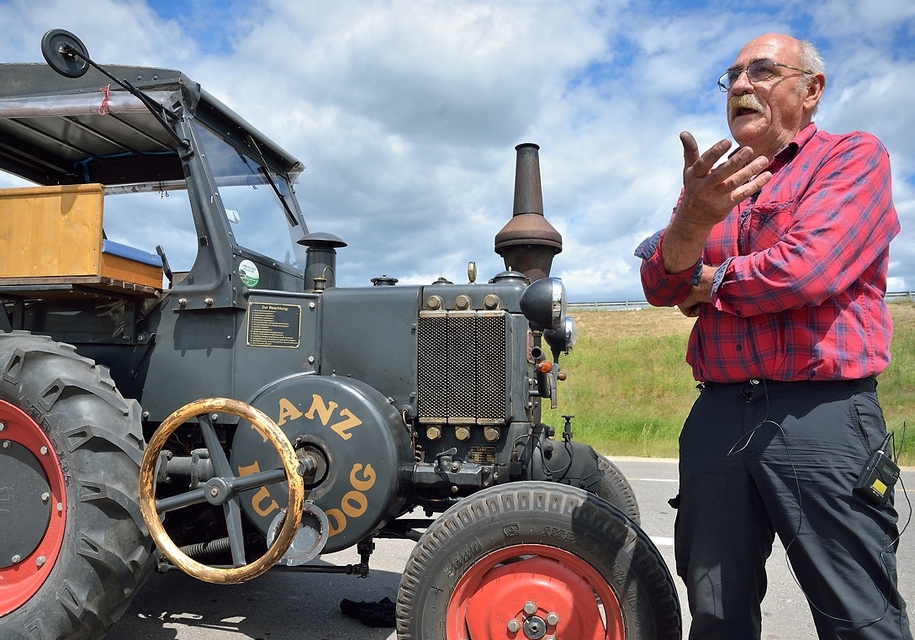 Германски пенсионер отива на световното с трактор