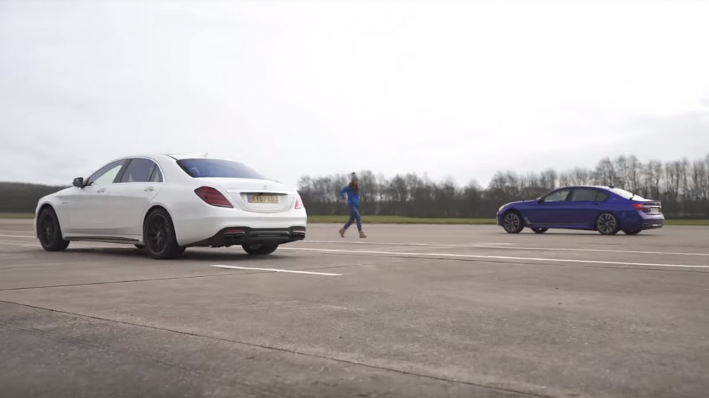 Дуел на титаните: Mercedes-AMG S63 срещу BMW M760 на драг (видео)