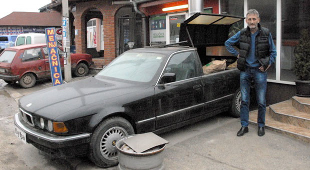 Уникум: Превърнаха старо BMW в подвижна сръбска скара!