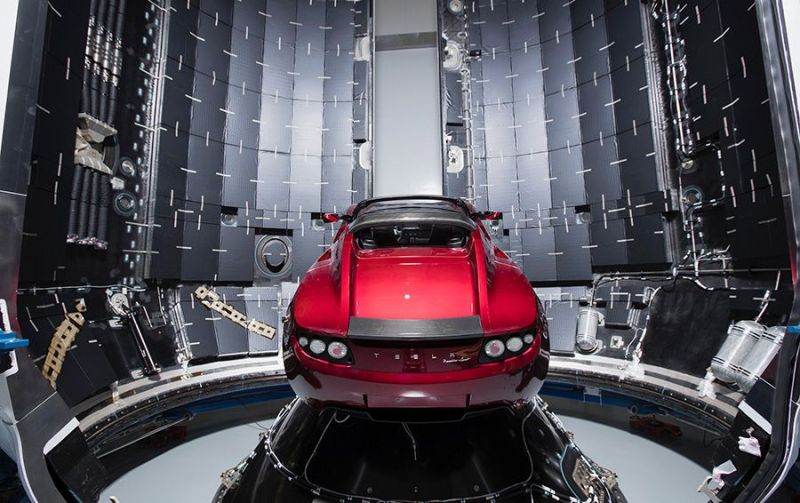 Електрическа Tesla Roadster …полетя към Марс (видео, на живо от колата)