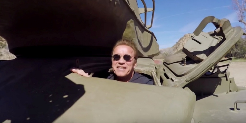 Шок: Бате Арни и Джей Лено мачкат лимузина с танк (видео)