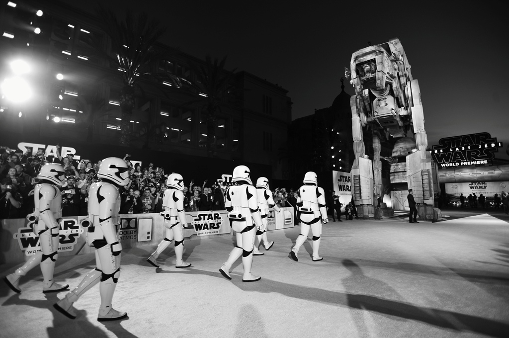 Осмите Star Wars започнаха по червения килим в Ел Ей през уикенда (видео)