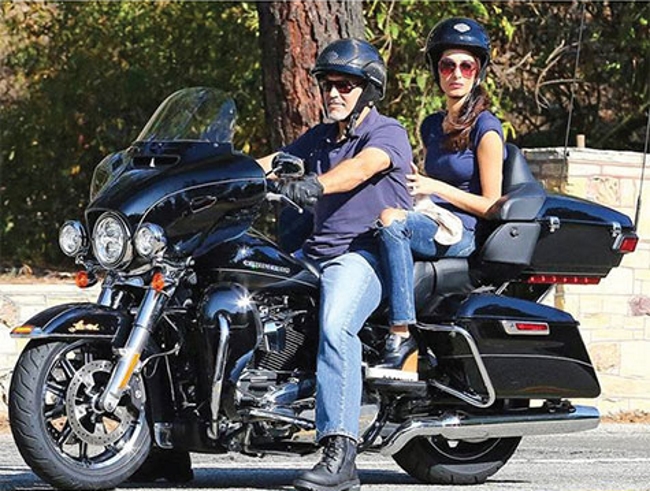 Джордж Клуни продава Harley-Davidson за благотворителност