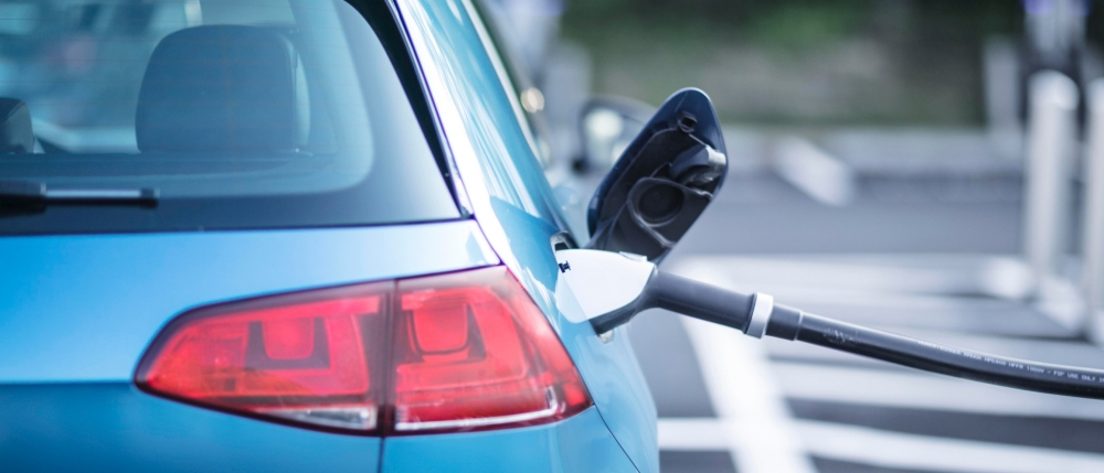 42% от американците смятат, че електромобилите се нуждаят от бензин