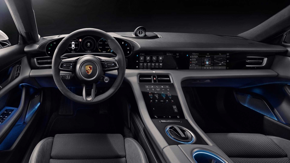 Интериорът на Porsche Taycan – ще има дисплей и за пасажера