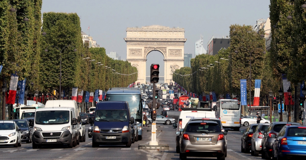 Париж спря почти 5 милиона коли