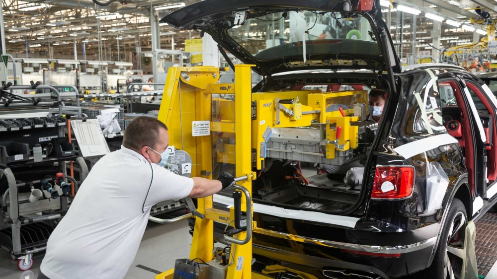 Производството на автомобили в UK се сви с 95 процента през май
