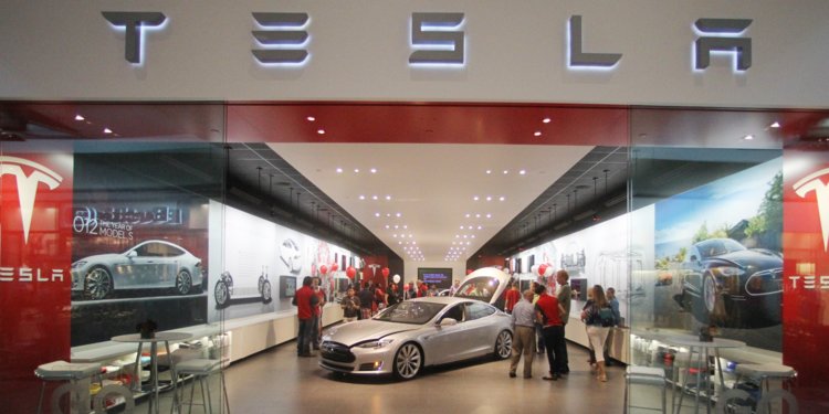 Tesla ще продава колите си основно онлайн