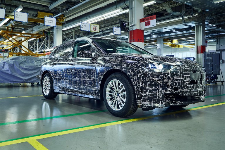 BMW се похвали със сто броя от електрическия SUV iNext