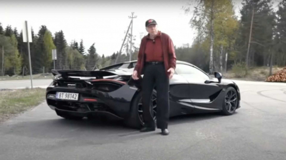 На 78 години и кара McLaren 720S всеки ден… (видео)
