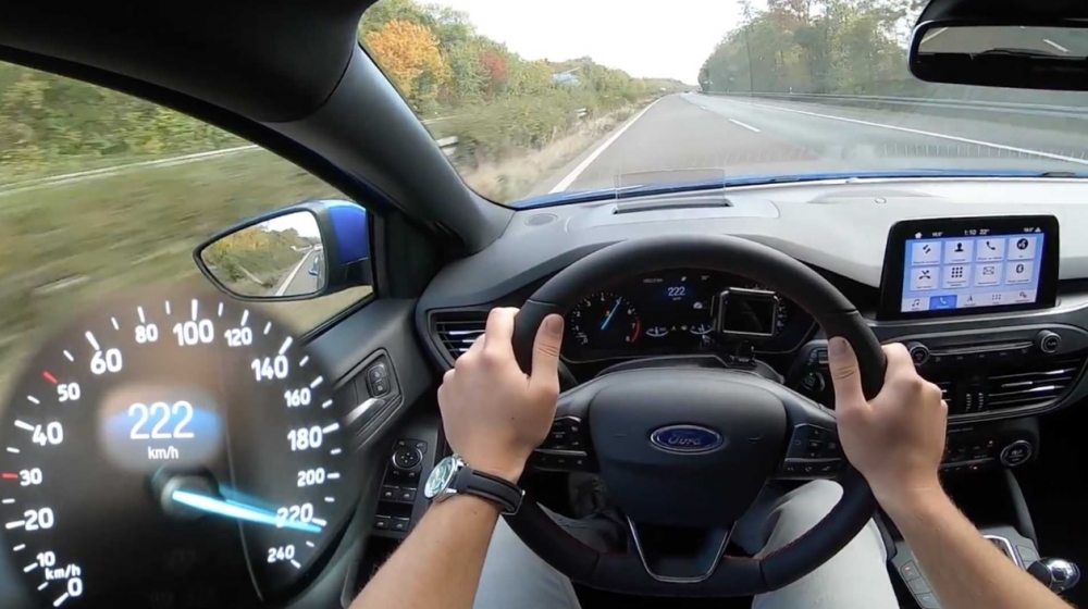 Колко е бърз новият Ford Focus ST Line 1.5 турбо? (видео)