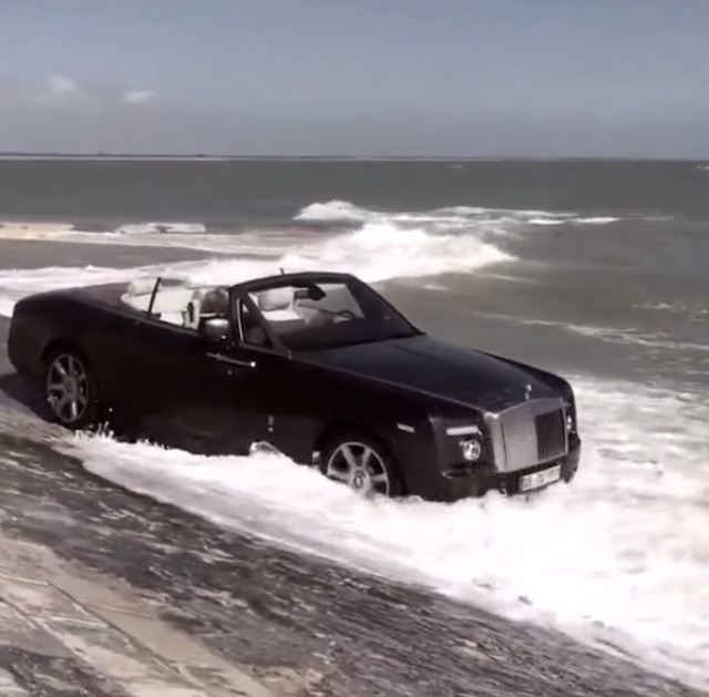 Да паркираш Rolls-Royce кабриолет на брега на океана (видео)