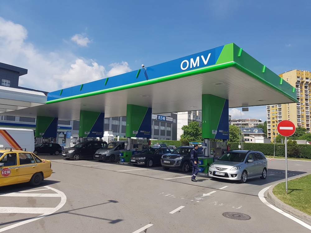 Цените на горивата в България – с до 20-30% спад, потреблението 40% надолу