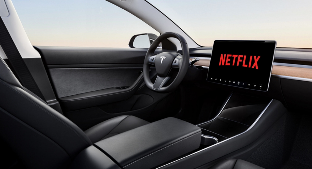 Tesla вгражда платформите Netflix и YouTube в колите си скоро