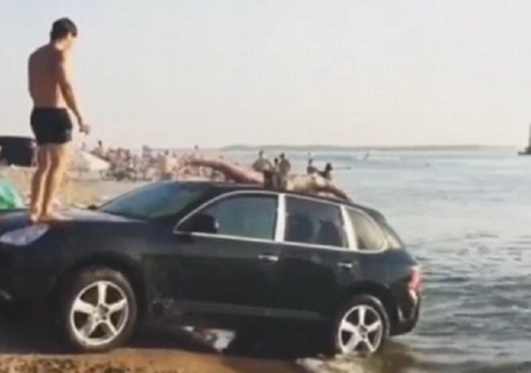 Някои използват Porsche Cayenne за водна пързалка (видео)