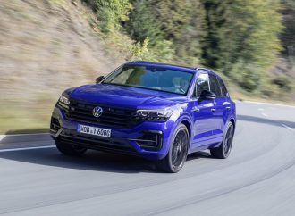 VW вече приема поръчки за новите Touareg eHybrid и Touareg R