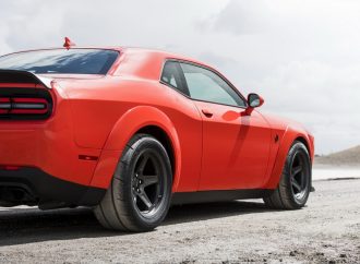 Кой е най-продаваният спортен автомобил в САЩ: Challenger, Mustang или Camaro?
