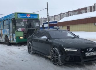 Audi RS7 тегли закъсал автобус в Русия – Quattro сила в снега (видео)
