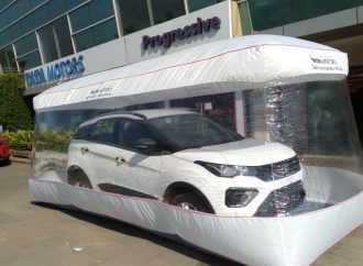 В Индия опаковат нови коли в найлони, за да ги предпазят от коронавирус преди доставка