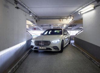 Летището в Щутгарт посрещна автономни Mercedes S-Class (видео)