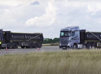 Нетрадиционен драг: Mercedes Actros срещу Scania R500 (видео)