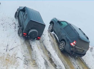 Офроуд по руски: G-Class, Land Cruiser, Range Rover и други в сняг и кал (видео)
